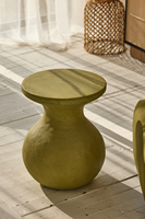 Table d'appoint ronde moderne en plastique renforcé de fibres avec base incurvée pour salon