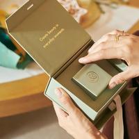 Boîte à bijoux en papier spécial sur mesure en petite série, avec revêtement UV, gaufrage et doublure en éponge – Cadeau haut de gamme recyclable et réutilisable