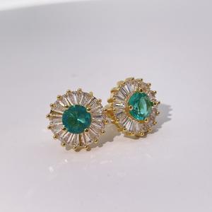 Pendientes de Botón Clásicos y Elegantes de Lujo para Mujer de Tianyu Gems, Hechos de Latón Chapado en Oro con Circonita Verde y Blanca con Corte Esmeralda - Product Image 5