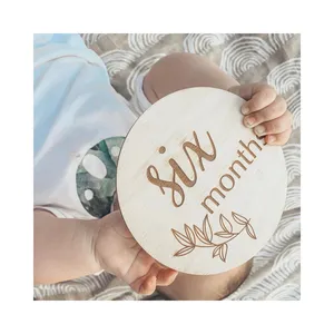 Regali puntelli per foto appena nati età del bambino in legno mensile carte per bambini con pietre miliari stampate personalizzate sono qui decorazione per Baby Shower scatola di legno