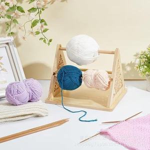 Soporte triangular de madera desmontable para bobinas, soporte giratorio para bobinas de hilo, herramienta de bricolaje para tejer a crochet en el escritorio. - Product Image 1