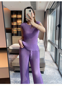 Ensemble plissé deux pièces décontracté pour <span class=keywords><strong>femme</strong></span>, chemise ample et <span class=keywords><strong>pantalon</strong></span> large, style Miyake, vente en gros d'usine de vêtements plissés - Product Image 3