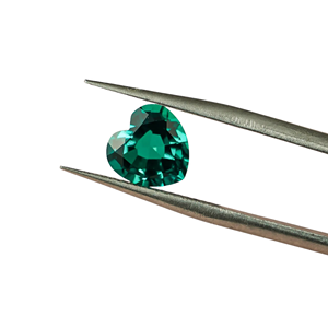 Émeraude COLOMBIENNE en LABORATOIRE Pierres précieuses hydrothermales en forme de cœur Émeraudes créées de 4mm à 15mm vert bleuâtre Certifiées - Product Image 1