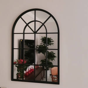 Grand miroir de corps entier décoratif encadrée et cintrée pour chambre à coucher et salon, avec structure en fer forgé, montage mural, haut de gamme - Product Image 1