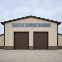 Atelier préfabriqué en structure métallique avec vue sur l'extrémité en pignon, porte enroulable, portique, bâtiment industriel, taille personnalisée