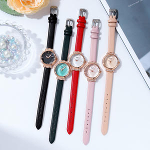 นาฬิกาข้อมือผู้หญิงหน้าปัดเล็ก ดีไซน์หรูหรา สายหนัง ควอตซ์ พร้อมประดับด้วยดีเทลระยิบระยับ - Product Image 4