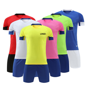 Traje de fútbol transpirable para hombres con logotipo personalizado hecho de tela de poliéster - Product Image 4