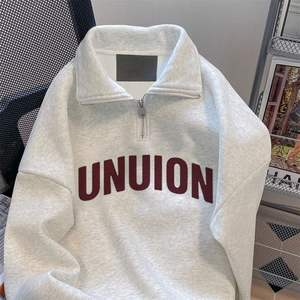 سترة ثقيلة بياقة قائمة بسحاب مطبوع حسب الطلب مع ياقة مطوية للأسفل طباعة منقوشة وتقنيات مطرزة - Product Image 4