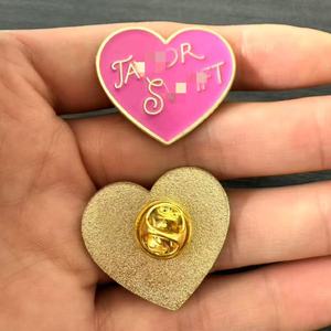 En gros : Pin's musical en métal, Pin's de revers mignon en forme de cœur rose Taylor, Pin's en métal pour chanteuse, Accessoires pour fans, Cadeau souvenir - Product Image 3