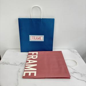 Set tas kertas berwarna kustom dengan pegangan memutar pakaian butik hadiah belanja ritel tas Kraft ramah lingkungan cetak kustom - Product Image 4