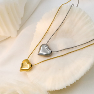 Heart Shaped Gold Clavicle Chain Necklace For Women Titanium Steel Pendant Gift Jewelry - Product Image 2