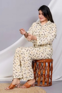 Conjunto de Pijama de Algodón Cómodo para Mujer con Camisa de Manga Larga Estampada y Pantalones con Bolsillos para un Sueño Reparador - Product Image 4