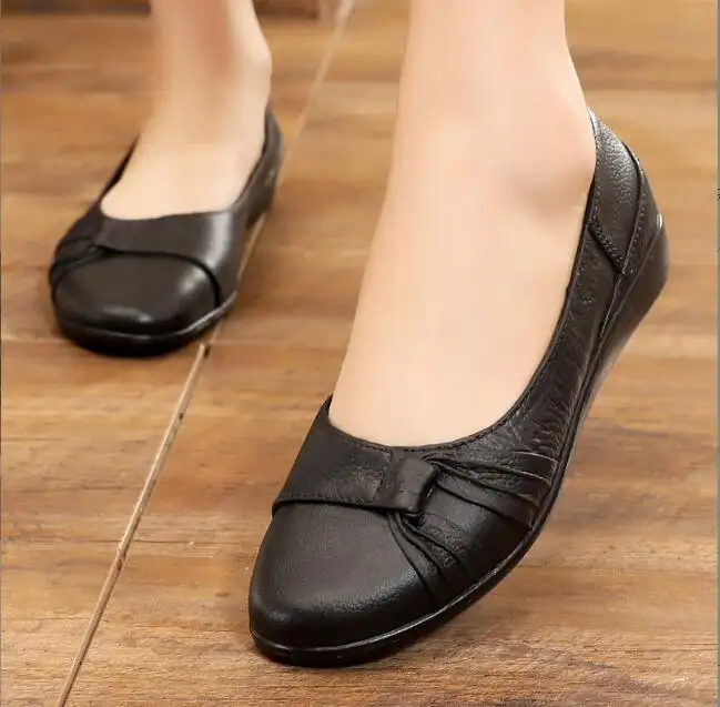 新しい黒の柔らかい底の女性の単一の靴快適な浅い口の平らなPVC靴プロの作業靴