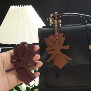 Regali per la Festa Nazionale, Portachiavi Charm, Ornamento per Specchietto Auto, Ciondolo Portatile in Pelle PU Goffrata con Mappa dell'Oman per Borsa e Borsetta - Product Image 1