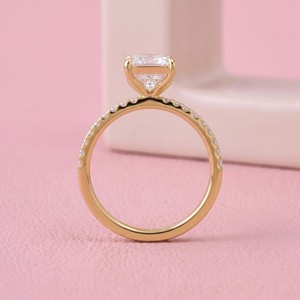 Anillo Solitario de Diamante Corte Radiante con Engaste de Águila y Tallo de Oro Macizo Pavé para Joyería Fina Nupcial de Diseñador - Product Image 4