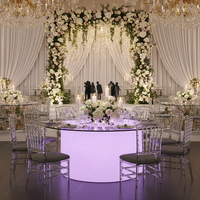 Tables et chaises de luxe pour 12 personnes, diamètre 180 cm, pour la location événementielle