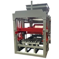 Machine de moulage de blocs hydraulique automatique QT4-15, compatible avec les granulats locaux, produit des blocs de mur et des bordures pour la construction routière