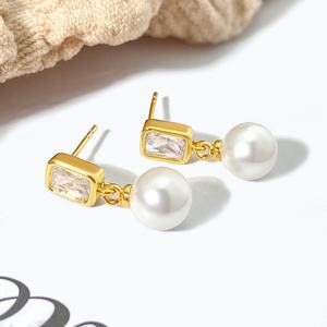 Pendientes de Perlas y Circonitas con Baño de Oro de 18K, Diseño Baguette, Joyería Moderna para Mujer - Product Image 6