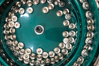 Nouvelle machine pneumatique de perforation de boucles en jean haute précision pour le traitement de boucles à ressort en métal à cinq griffes quatre-en-un pour jeans