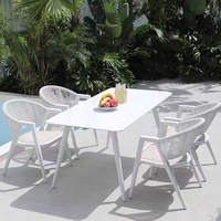 Ensemble de table et chaises en teck massif pour l'extérieur, style moderne et luxueux, avec chaise en corde et teck