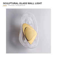 Applique murale moderne en verre doré avec forme de galet organique et texture superposée pour chambre à coucher, chevet, salon, couloir, hôtel, villa