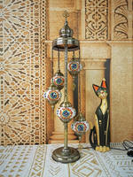 Lampe sur pied artisanale en verre mosaïque coloré, base en métal sculpté antique, décoration bohème pour hall d'hôtel