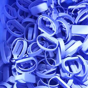 2023 רך אלסטי ספורט שחייה צמיד נסתרת מפתח חור להקת יד סיליקון צמיד עם כיס לוגו מותאם אישית - Product Image 5