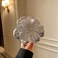 Pochette de soirée en acrylique SOLING avec fermeture magnétique, motif floral, bandoulière chaîne structurée - Sac à main tendance