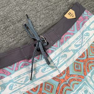 กางเกงขาสั้นชายหาดแห้งเร็วสำหรับผู้ชายพร้อมเชือกผูกปรับได้สำหรับวันหยุด - Product Image 4