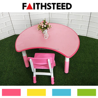 Ensemble table et chaise pour enfants en forme de croissant avec pieds réglables en hauteur pour les activités ludiques et l'apprentissage à la maison ou à l'école