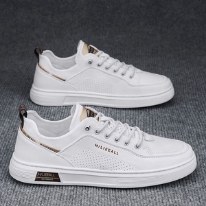 Zapatillas deportivas de malla transpirable blancas de diseñador para hombre, de moda para el verano 2026, cómodas y fáciles de poner, ideales para estudiantes. - Product Image 1