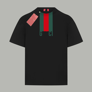 T-shirt GG <span class=keywords><strong>e</strong></span> LL VV in cotone vintage di alta gamma 25S, nuova versione, con logo stampato <span class=keywords><strong>a</strong></span> <span class=keywords><strong>righe</strong></span> <span class=keywords><strong>rosse</strong></span> <span class=keywords><strong>e</strong></span> verdi, traspirante <span class=keywords><strong>e</strong></span> anti-umidità - Product Image 1