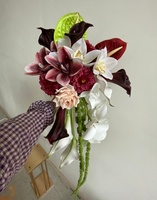 A-2039 Großhandel Luxuriöser Kaskaden-Kunstblumenstrauß Weiße Rose Burgunderrote Calla-Lilie Seidenblumen Brautstrauß Hochzeitsdekoration