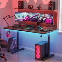 Bureau de jeu OEM avec pieds en métal en forme de T, plateau large, texture fibre de carbone, porte-gobelet et support pour casque – Poste de travail informatique