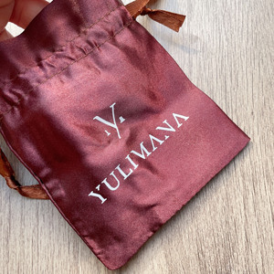 Bolsas de satén de seda color borgoña personalizadas al por mayor con cordón, bolsas de regalo pequeñas de satén con logo impreso en blanco para empaque de joyería y cosméticos - Product Image 3
