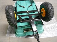 Chariot de jardin à 4 roues avec plateau en plastique 75L Conteneur à rouleaux métalliques Capacité de charge 300kg OEM Personnalisable