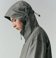 Veste Anorak Homme ODM en Nylon Froissé Léger Gris Sauge, Coupe Ample, à Demi-Zip, avec Capuche à Cordon de Serrage, Coupe-Vent