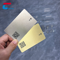 Tarjeta de Visita NFC de Metal Personalizada en Negro, Dorado, Plateado, Blanco y Rojo, con Chip NTAG213/215/216 y Códigos QR