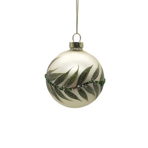 Esfera <span class=keywords><strong>de</strong></span> <span class=keywords><strong>Vidrio</strong></span> Blanca Soplada a Mano <span class=keywords><strong>de</strong></span> Alta Calidad para Decoración Navideña <span class=keywords><strong>de</strong></span> 8 cm con un Fino Patrón <span class=keywords><strong>de</strong></span> Hojas Verdes Brillantes - Product Image 1