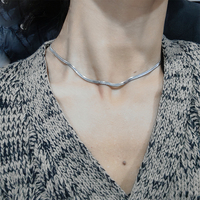 Kalung Choker Rantai Tulang Ular Emas Mewah Ringan Desain Berkualitas Tinggi untuk Wanita Musim Panas