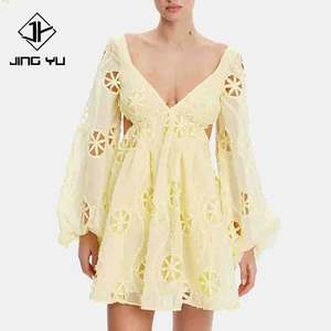 Le fabricant conçoit des robes de bal élégantes à décolleté en V profond et brodées, robes mini sur mesure 100 % polyester. - Product Image 1