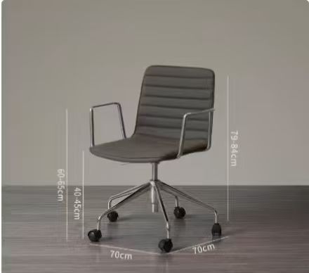 Silla gris negra con asa plateada.