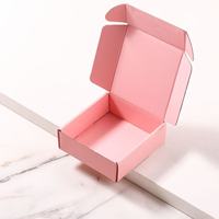 Maßgefertigte Wellpappe-Versandbox. Rosa Kraftpapier für Kleidungsversandboxen mit individuellem Logo