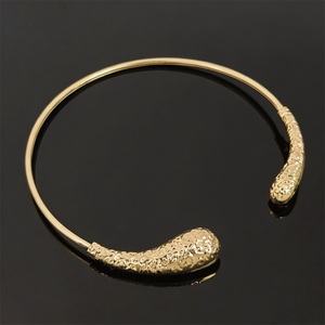 Conector de Hebilla Metálica Dorada con Forma de Lágrima y Acabado Plateado, Diseño Duradero - Product Image 1