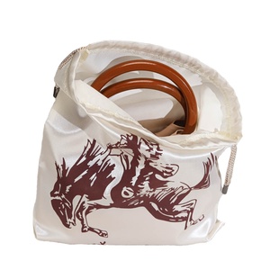 Sac en satin de haute qualité pour extensions capillaires, avec logo personnalisé imprimé, sac cadeau en soie pour perruques, sac de rangement anti-poussière en satin avec cordon de serrage - Product Image 3