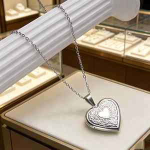 Ciondolo alla moda con <span class=keywords><strong>cuore</strong></span> rotondo intagliato, regalo di compleanno per la migliore amica - Product Image 1