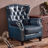 Fauteuil Chesterfield vintage américain pour salon, avec dossier haut capitonné et boutons, et dossier roulé