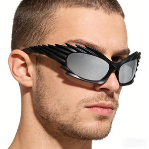 Gafas de sol modernas con forma de ala para hombre, montura negra de PC, protección UV400, lentes clase 2 XH-98046 - Product Image 1