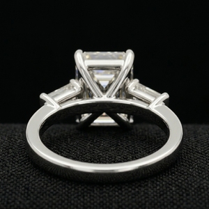 Elegante Anillo de Compromiso de Platino con Diamantes para Mujer, Joyería Fina de Lujo, Regalo con Detalles de Diseño Moderno y Minimalista - Product Image 3