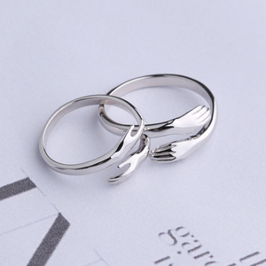 Bague Minimaliste Personnalisée « Give Me a Hug » en Acier Inoxydable – Bague Ouverte Réglable pour Couple, Symbole d'Amour et de Soutien - Product Image 2